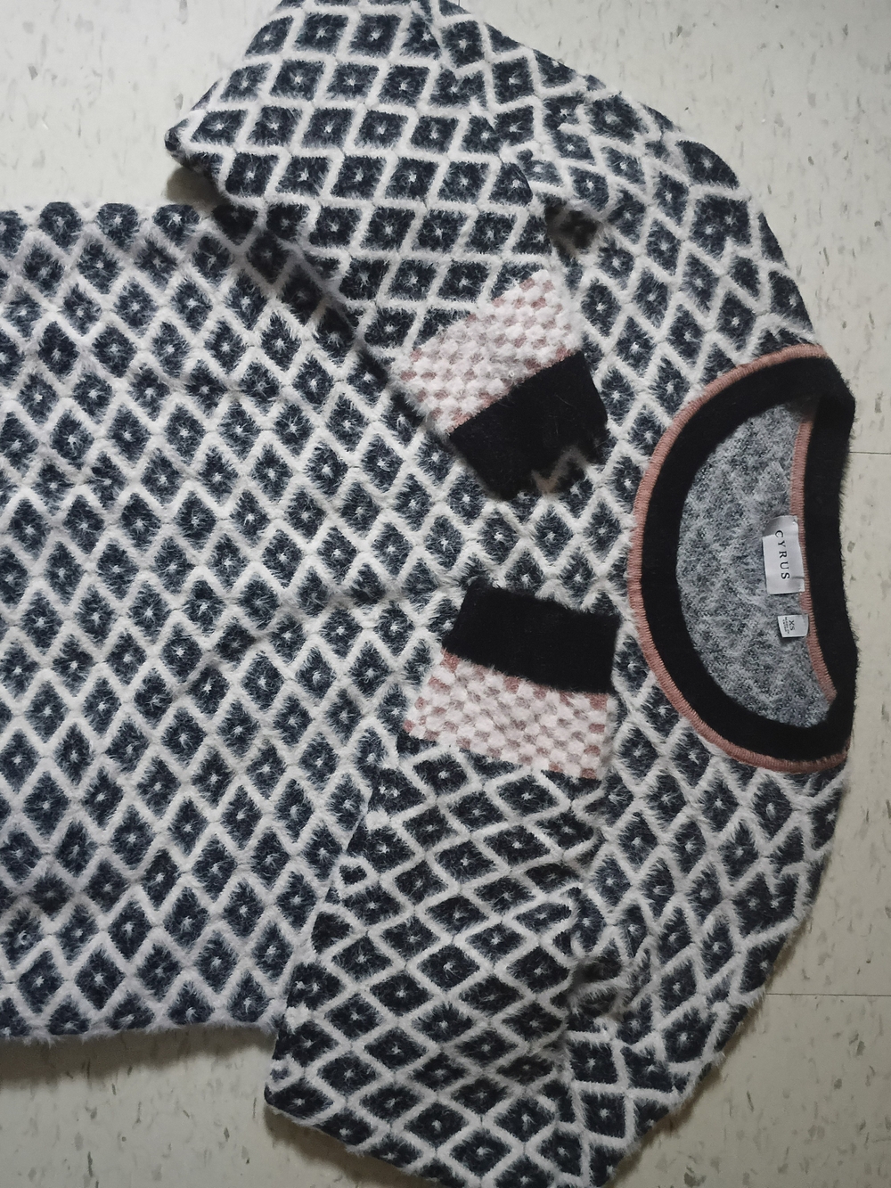 Cyrus Geometric Diamond Pattern Sweater - Picture 16 of 16